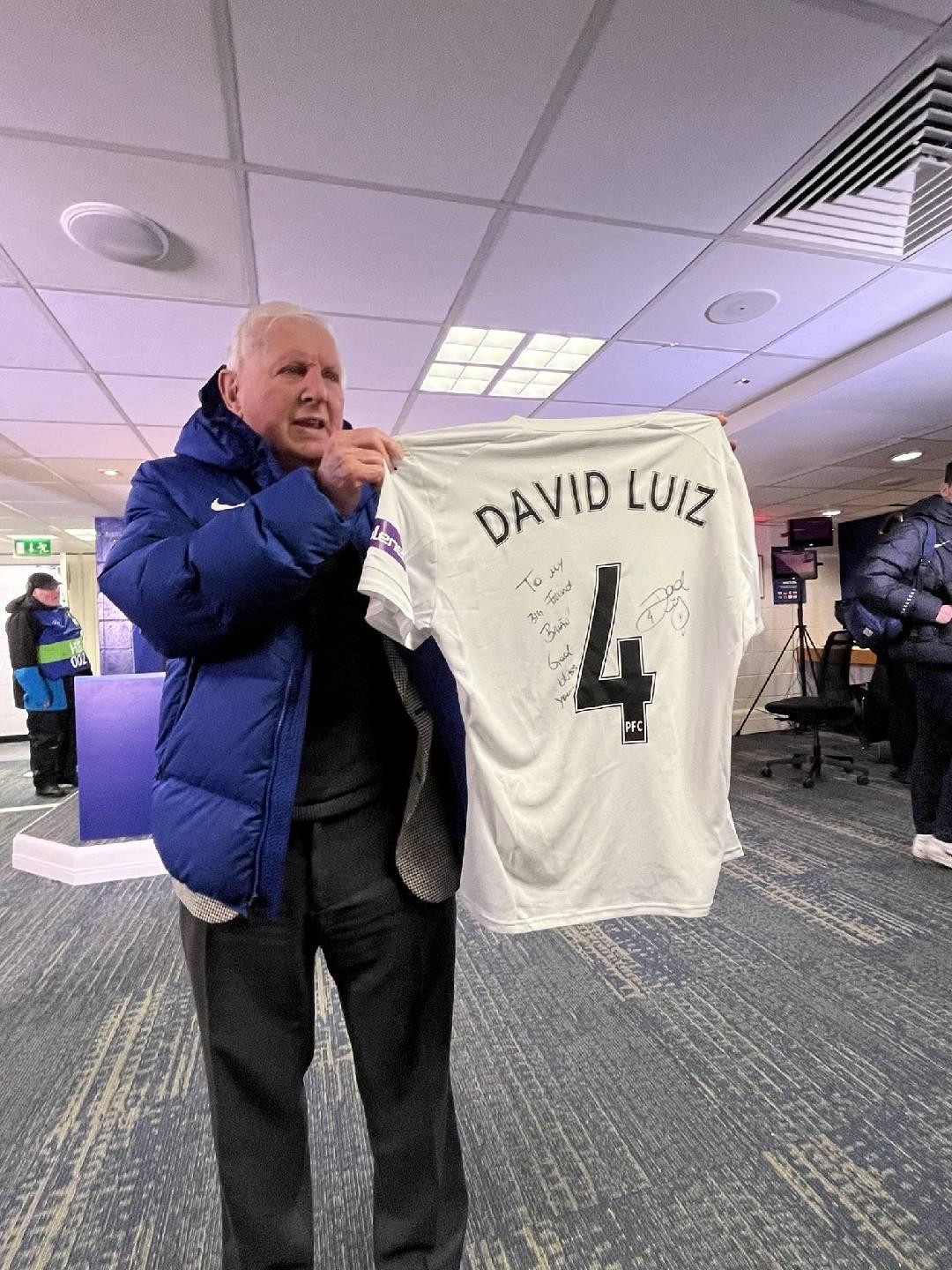 足球无插件直播-大卫-路易斯送签名球衣给退休员工，后者为切尔西工作了56年